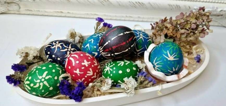 Margučių marginimas vašku, naminių triušių apsuptyje