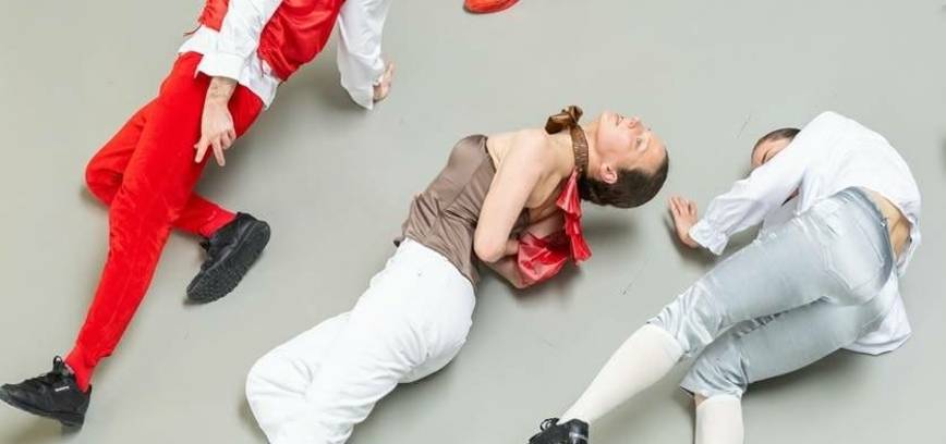 Šiuolaikinio šokio organizacijos „Be kompanijos“ performansas „Chiaroscuro“