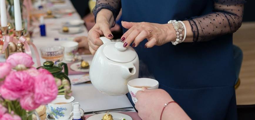 Bridgerton įkvėptas Galentine’s vakaras ir karališka Popietės Arbatėlė