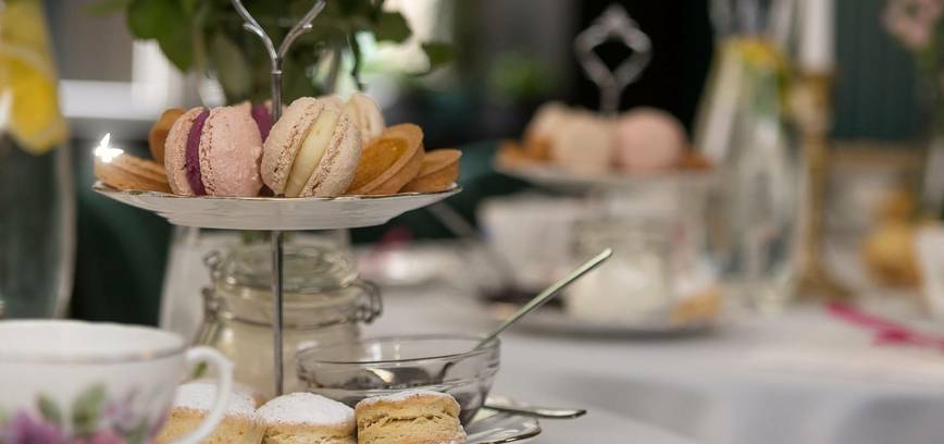 Karališka popietės arbatėlė su rankų SPA