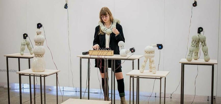  Paskutinę parodos „Daugiabalsė žemė“ dieną – ekskursija ir menininkės performansas