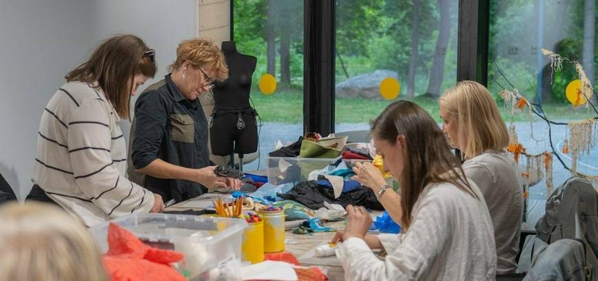 Tekstilinių papuošalų dirbtuvės senjorams