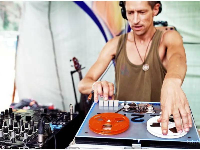 Juostų kirtpimo reivas (DJ muzikos dirbtuvės) su DJ Saga (18 val.)
