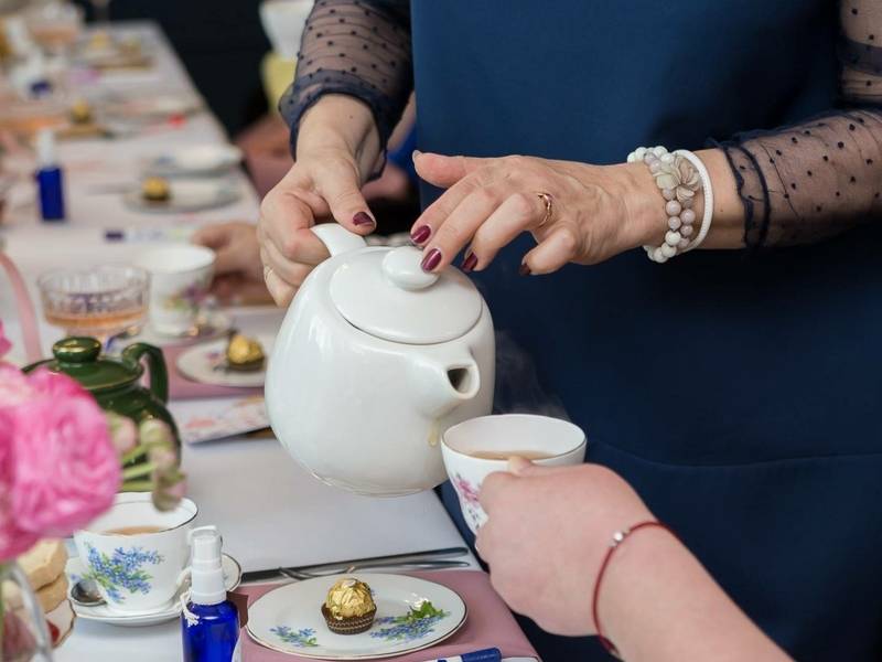 Bridgerton įkvėptas Galentine’s vakaras ir karališka Popietės Arbatėlė