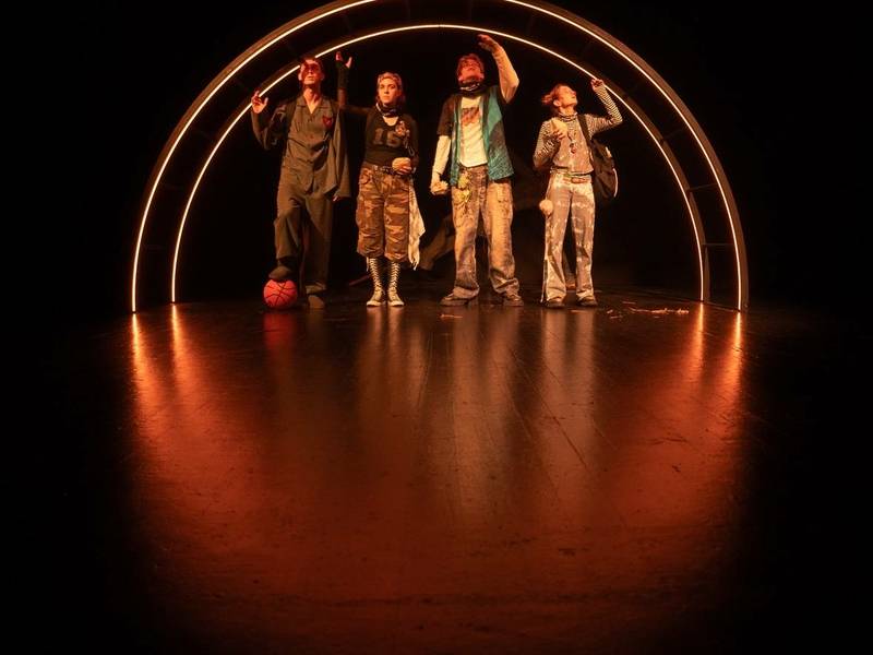 Vienos dalies spektaklis ne tik paaugliams SAPNUOSE PRIE BEDUGNĖS (rež. G. Štiormer)