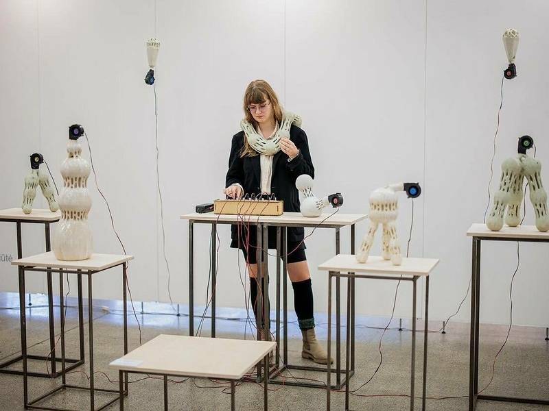  Paskutinę parodos „Daugiabalsė žemė“ dieną – ekskursija ir menininkės performansas