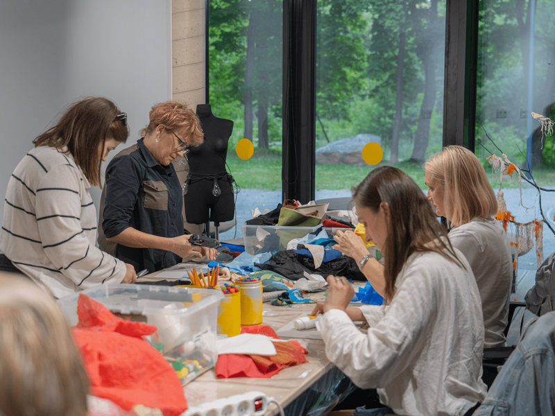 DIZAINO STUDIJOS DIRBTUVĖS / Tekstilinių papuošalų dirbtuvės / Dirbtuvės skirtos senjorams